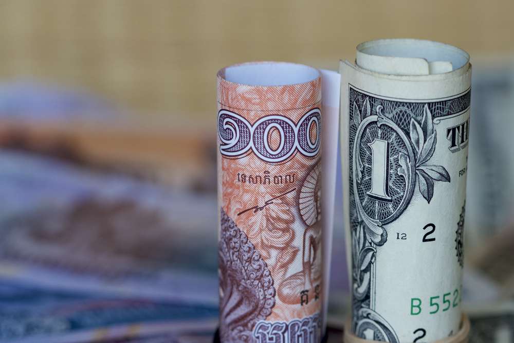 קמבודיה משתמשת גם בדולר האמריקאי וגם בריאל.